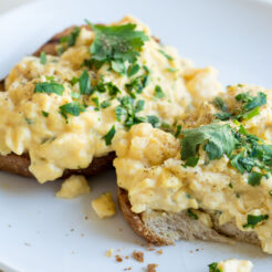 A hint of wild garlic makes these scrambled eggs extra special. Watch this video tutorial to learn how to make perfectly soft scrambled eggs!