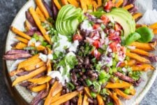 Mexican Style Loaded Baked Sweet Potato Fries. The PERFECT Friday night snack for chilling! Loaded with black beans, pico de Gallo and tons of #vegan mayonaisse, you're gonna love these!