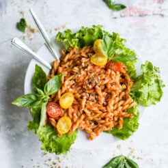 A simple, homemade roasted red pepper and tomato pasta. Full of fresh ingredients and full flavours, this is a great lunch to make the night before and pack for work!