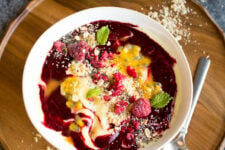Vegan Mango smoothie bowl with an easy raspberry sauce. Perfect for a colourful morning! Click through for the recipe!