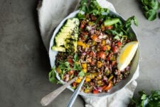 This Mediterranean quinoa salad is stuffed with fresh vegetales and a delicious balsamic and lemon dressing